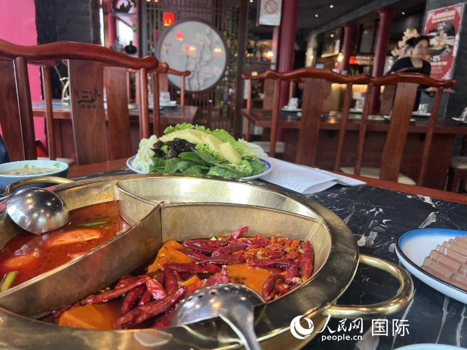 巴黎的三味重慶火鍋，從店面到食材仿佛看不出與國內的區別。人民網記者 何蒨攝